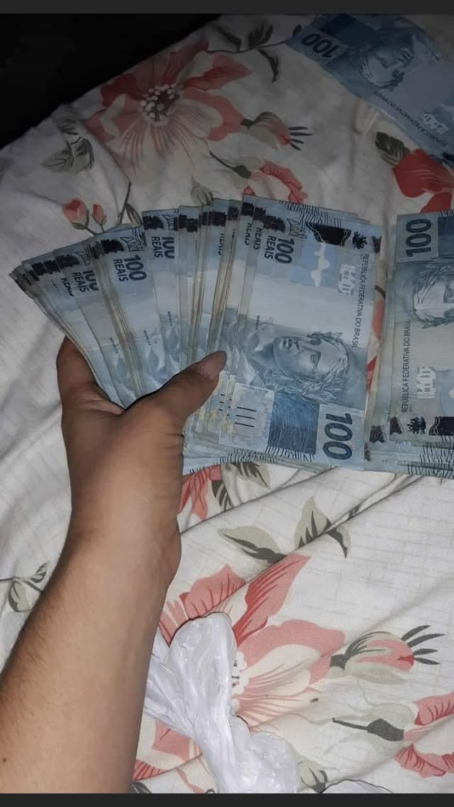 Notas de R$100 em mão